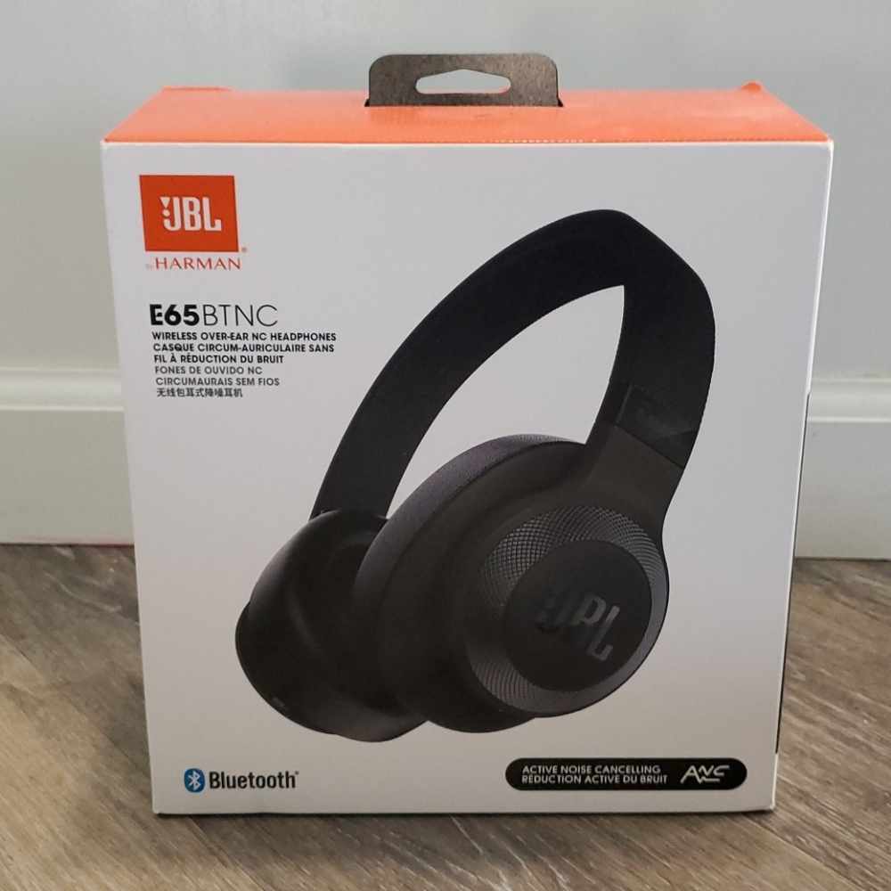 JBL wireless over-ear headphone